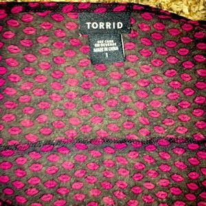 Torrid size 1 blouse with lip print